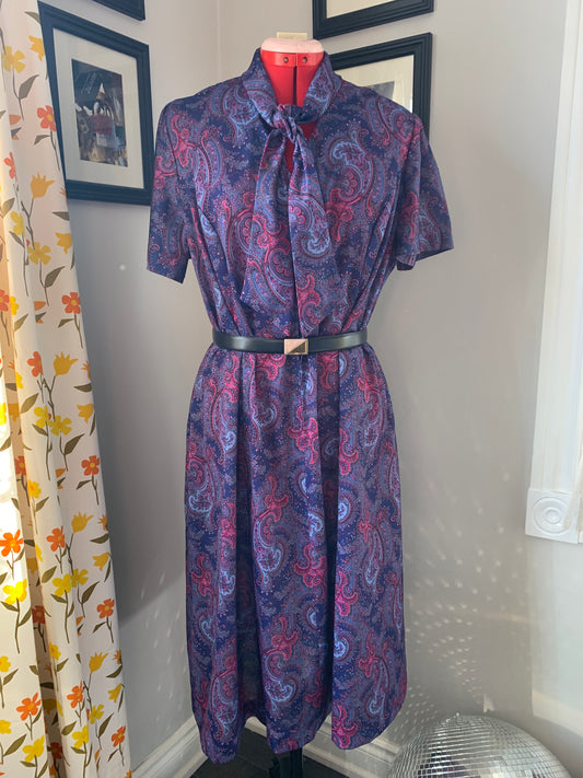 XL-2X | 70s Paisley pussy bow dress